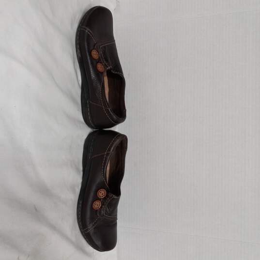 Womens Brown Pebble Leather Button Round Toe Slip On Flat Loafers Size 6.5 image number 2