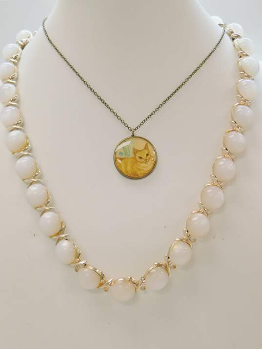 VNTG Gold Tone Lucite, Glass & Porcelain Mid Century Jewelry image number 2