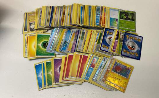 Assorted Pokémon TCG Common, Uncommon and Rare Trading Cards (685 Cards) image number 1