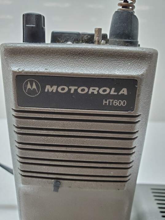 Motorola HT600 Handie-Talkie FM Radio and Charging Station Parts/Repair image number 3