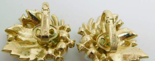 Vintage Crown Trifari Rhinestone Faux Pearl & Gold Tone Clip-On Earrings 12.7g image number 2