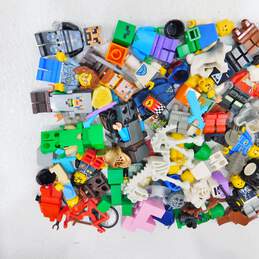 8.2 oz. LEGO Miscellaneous Minifigures Bulk Lot alternative image