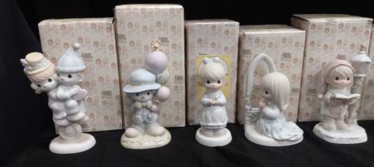 Bundle of Assorted Precious Moments Figurines In Box image number 2