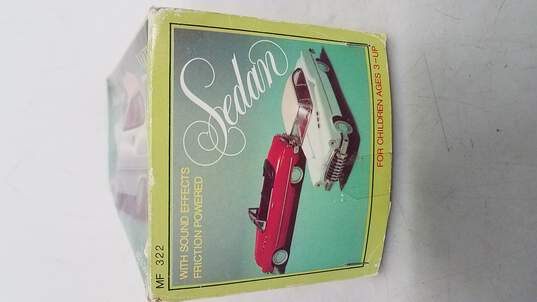 Voiture Standard Sedan Friction Powered Toy Car w/ Sound Effects image number 2