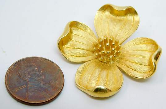 Vintage Crown Trifari Brushed Gold Tone Flower Brooch 11.5g image number 6