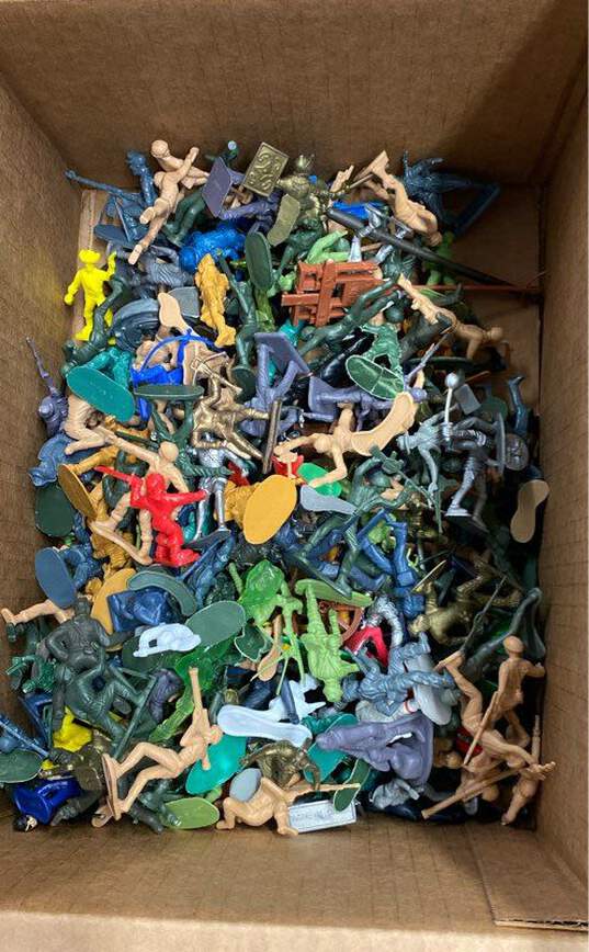 Box of Assorted Plastic Army Figures image number 1