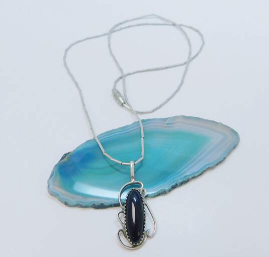 Signed Oliver Smith & SS 925 Southwestern Onyx Scrolled Pendant Liquid Silver Necklace & Turquoise Bead & Stamped Feather Drop Earrings 10.7g image number 2