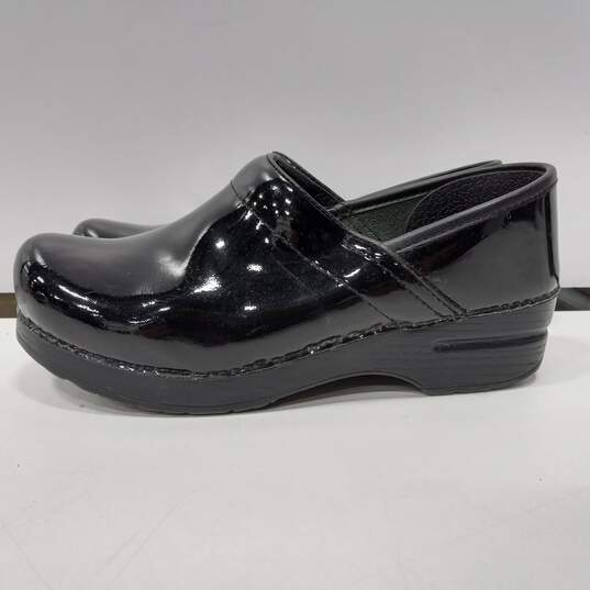 Dansko Women's Black Clogs Size 39/8.5 US image number 2