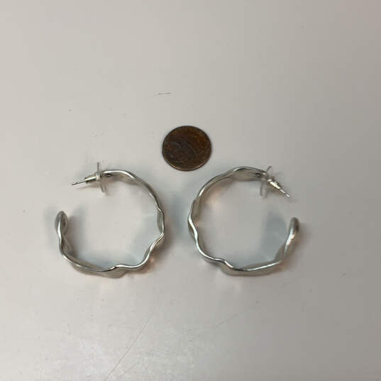 Designer Kendra Scott Silver-Tone Fashionable Curved Hoop Earrings image number 2
