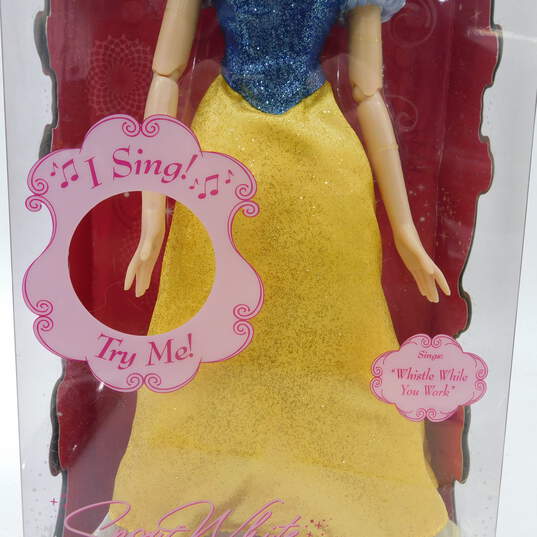 Disney Store Princess Exclusive Snow White Singing Doll 17in 2011 image number 3