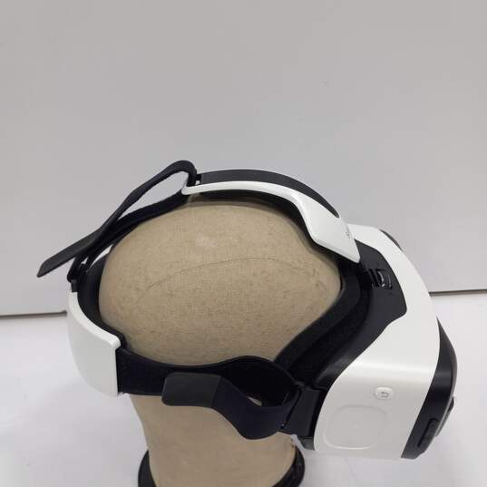 Samsung VR Headset image number 4