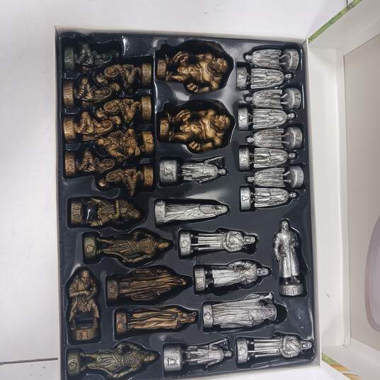 2001/2002 Hasbro Parker Brothers The Lord of the Rings The Fellowship Of The Ring Chess Set IOB image number 2