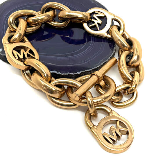 Michael Kors Bracelet 76.7gDesigner Michael Kors Gold-Tone Logo Toggle Fashion Link Chain Bracelet image number 1