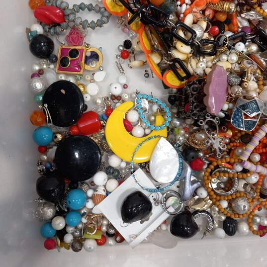 7.2lb Bundle of Mixed Variety Costume Jewelry image number 4