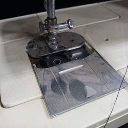 Vintage Singer Sewing Machine alternative image