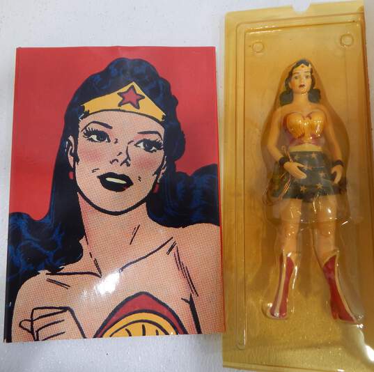 Wonder Woman Masterpiece Edition The Golden Age of the Amazon Princess Figure & Book image number 4
