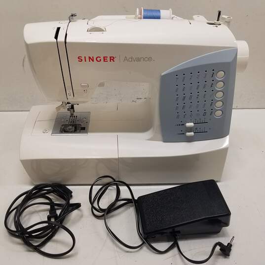 Singer Advanced 7422 Electric Sewing Machine image number 1