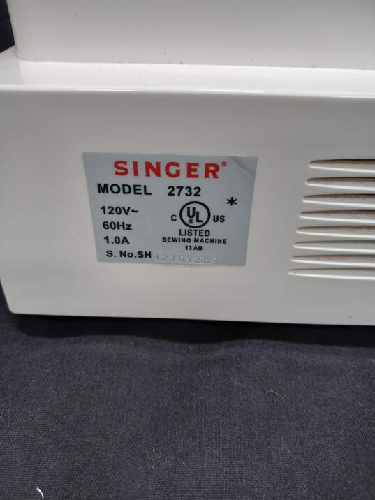 Singer Model 2732 White Sewing Machine with Foot Pedal image number 5