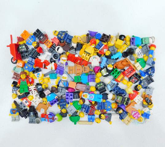 8.6 oz. LEGO Miscellaneous Minifigures Bulk Lot image number 1