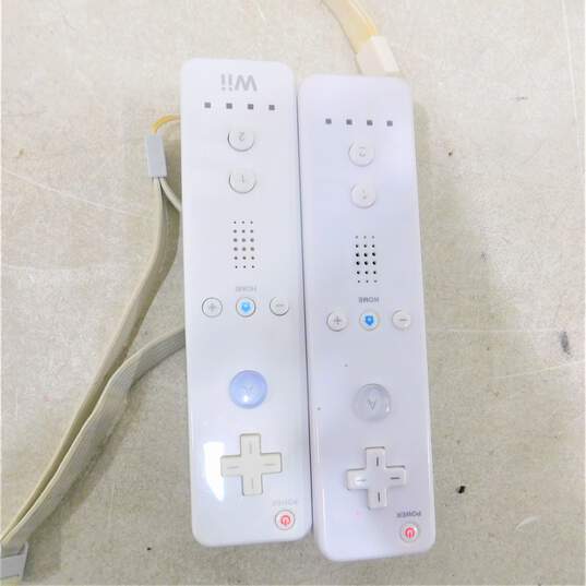 Nintendo Wii w/ 2 games and 2 controllers image number 2