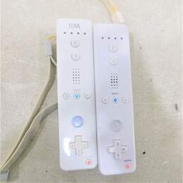Nintendo Wii w/ 2 games and 2 controllers alternative image
