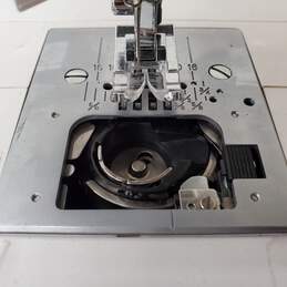 Singer Sewing Machine Model 7462 - Parts/Repair - No Bobbin Case alternative image