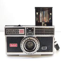 Lot of 4 Assorted Vintage Instamatic Cameras alternative image