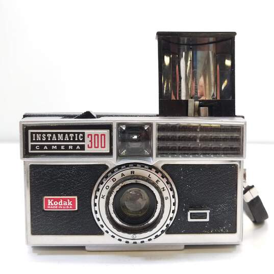 Lot of 4 Assorted Vintage Instamatic Cameras image number 2