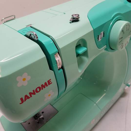 JANOME HELLO KITTY SEWING MACHINE 2010-RARE- 11706 SEW PRETTY WITH HELLO  KITTY