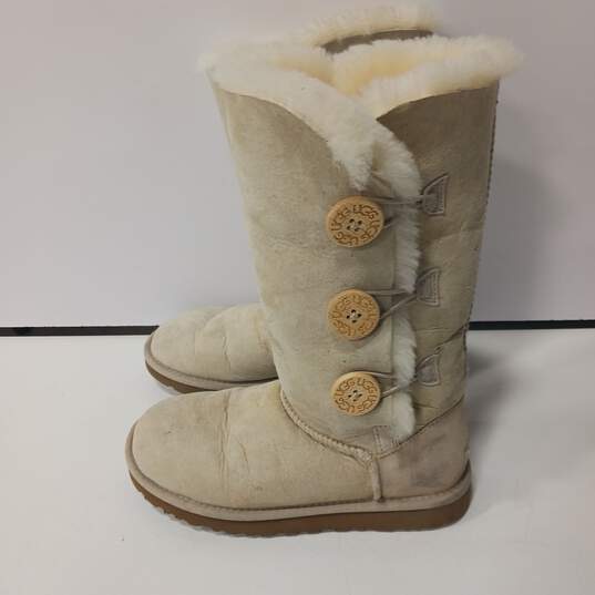 Ugg Women's S/N 1873 Sea Salt Bailey Button Triplet Boots Size 5 image number 1