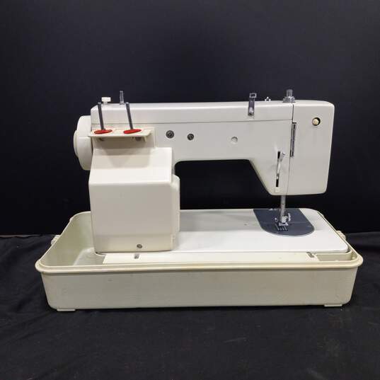 Singer 5102 Electric Sewing Machine with Accessories in Case image number 2