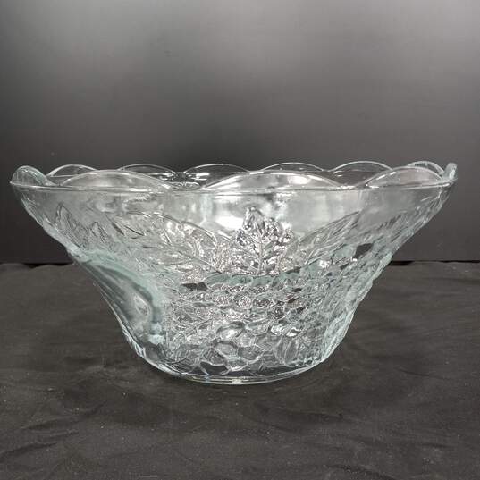 Vintage Clear Pressed Glass Fruit Bowl image number 3
