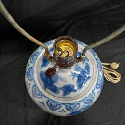 Vintage Asian Blue and White Imperial Dragon Motif Vase Table Lamp alternative image