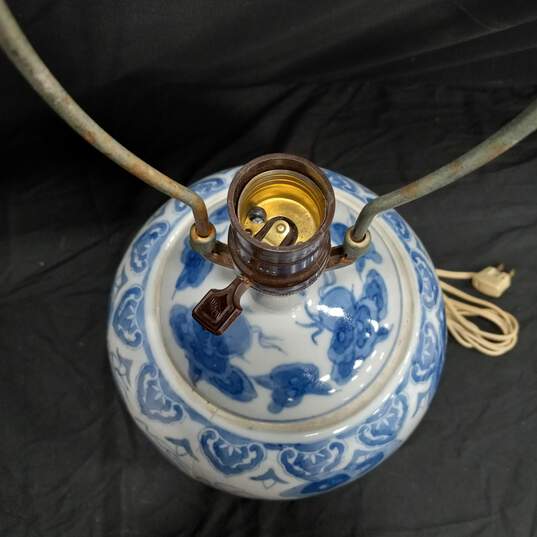 Vintage Asian Blue and White Imperial Dragon Motif Vase Table Lamp image number 2