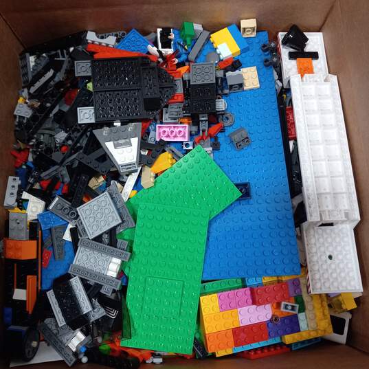 8.9LB Bulk Lot of LEGO Assorted Bricks & Pieces image number 1