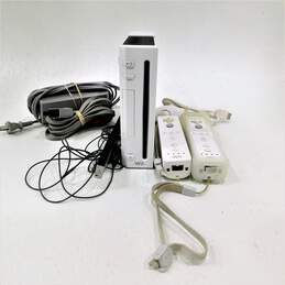Nintendo Wii  w/1 nunchuk and 2 Controllers
