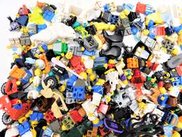 1.4 LBS LEGO Miscellaneous Minifigures Bulk Box alternative image
