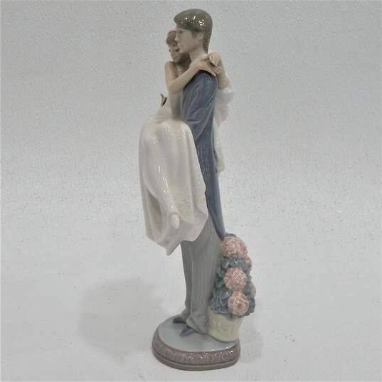Lladro Over The Threshold #5282 Bride And Groom Wedding Figurine image number 4