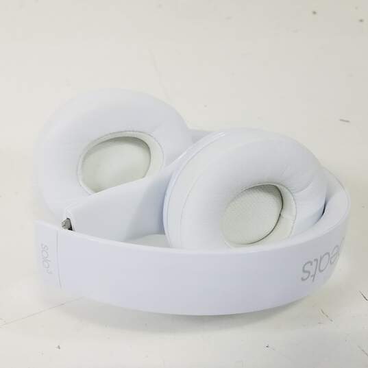Beats Solo 3 Wireless Headphones with Case image number 7