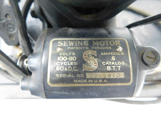 Antique 1923 Singer La Vencedora Model 128 Sewing Machine w/ Bentwood Case & Key image number 7