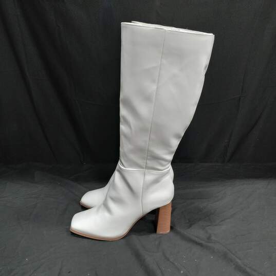 Women's White Heeled Boots Size 8.5 image number 5