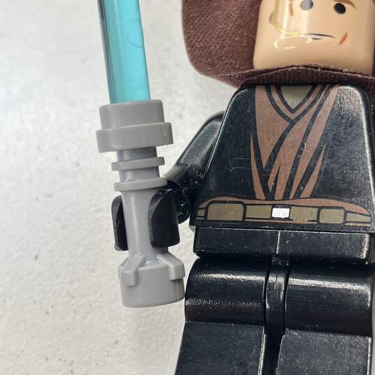 LEGO Star Wars Minifigure: Anakin Skywalker - Trans-Light Blue Light-up Lightsaber image number 5