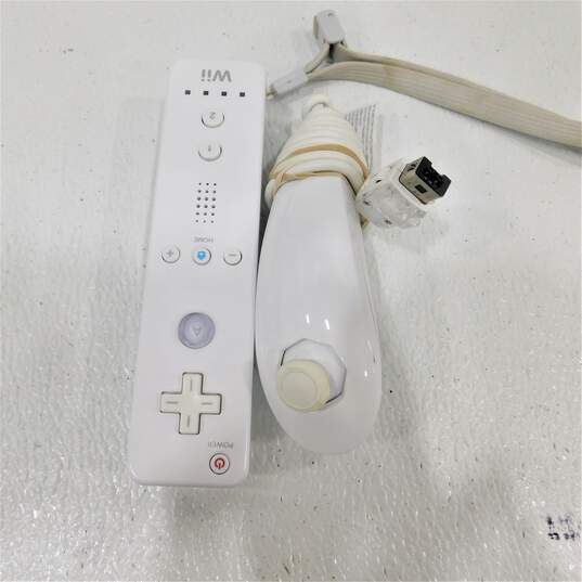 Nintendo Wii w/ 2 games image number 4