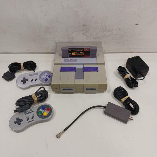 Super Nintendo Entertainment System Console w/ Accessories image number 1