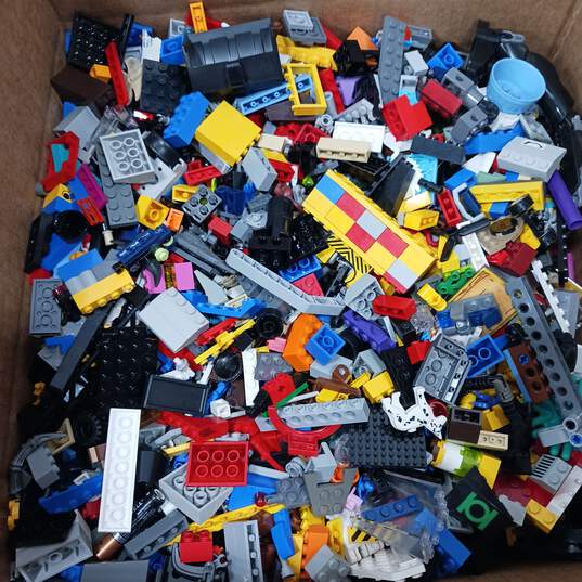 10.6 Lot of Assorted Lego Building Blocks and Pieces image number 1