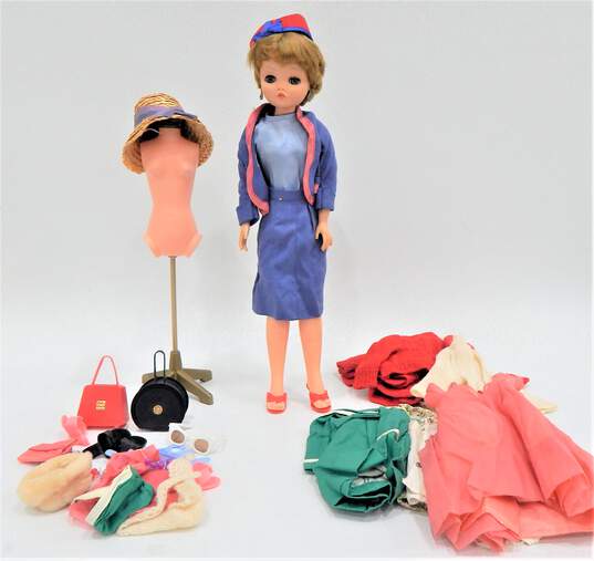 Deluxe Reading Candy Fashion Grocery Store Doll W/ Clothing Outfits Accessories Necklaces image number 1
