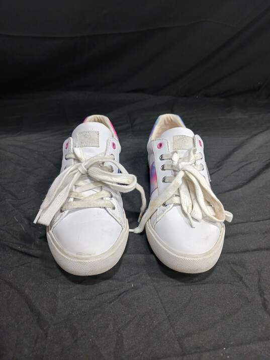 Women's Guess Sneakers Size 7.5 image number 2