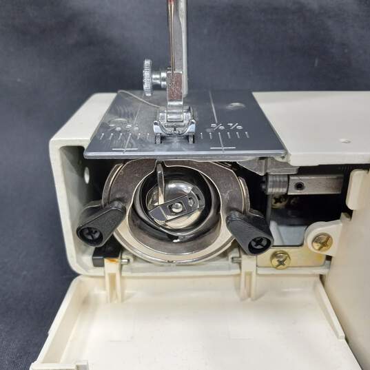 Kenmore 12 Stitch Sewing machine image number 3