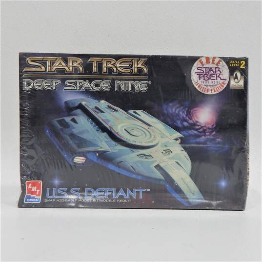1996 AMT Star Trek Deep Space Nine U.S.S. Defiant Snap Model Kit #8255 Sealed image number 1