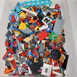 8.5 Lb Lot of Assorted Lego Bricks alternative image